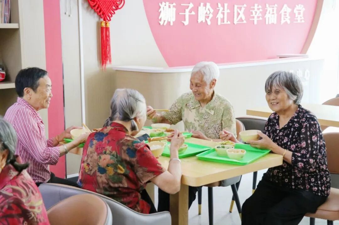 蓉江新区推出居家养老服务模式,老人在社区幸福食堂用餐。 钟万汕 摄