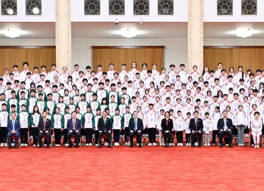 丁薛祥副總理接見「向國旗敬禮」港澳青少年升旗隊代表訪京團 夏寶龍主任寄語青年茁壯成長報效國家
