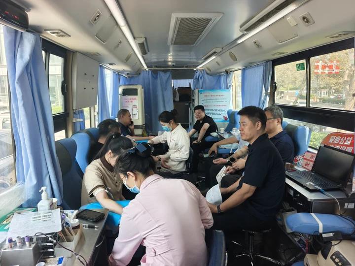热血点亮生命 爱心联通万家 ——中国联通青岛市分公司开展无偿献血公益活动