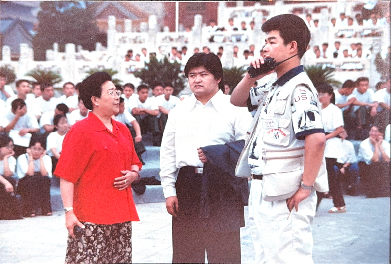 总导演邓在军（左）、刘欢在《百年恩来》拍摄现场