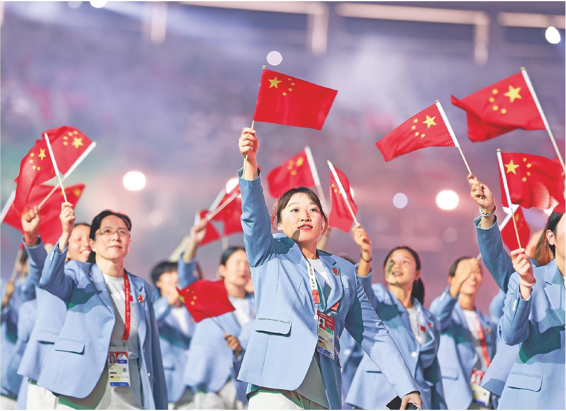 □新华社发 9月19日,中国体育代表团在第二十届亚运会开幕式上入场。
