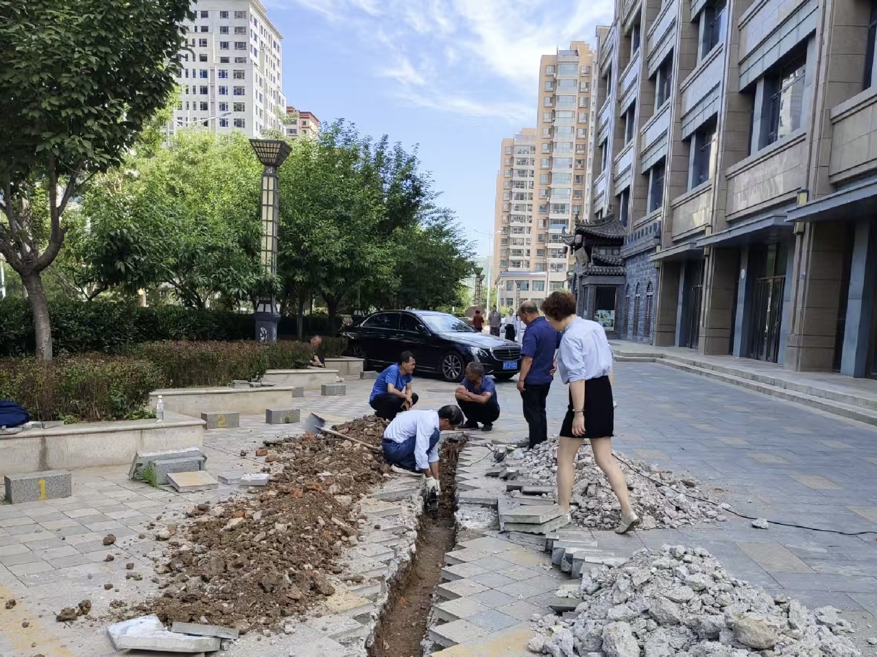 物业对垃圾桶堆放点位实施下水冲洗开槽施工.jpg