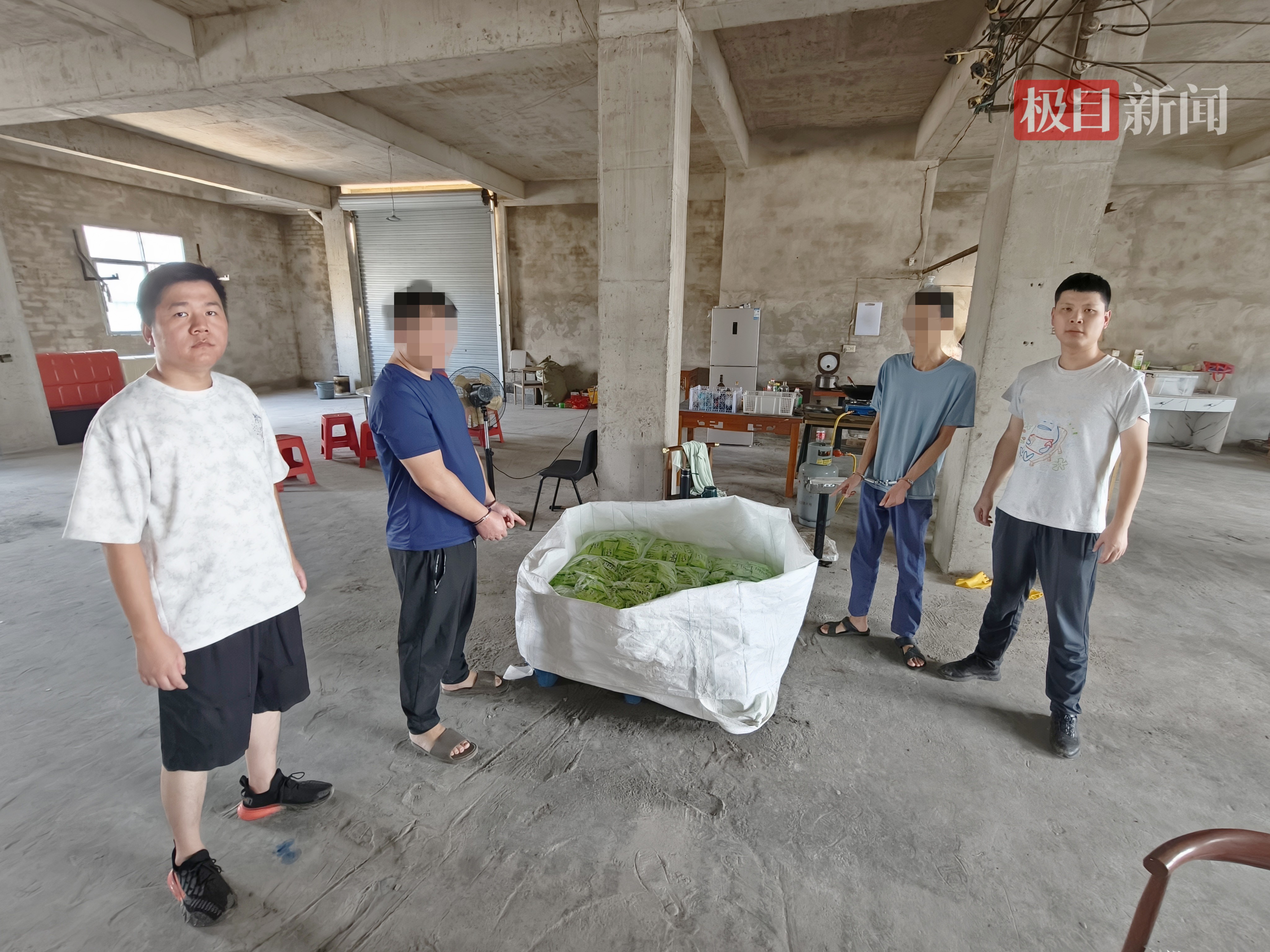 嫌疑人指认制假产品