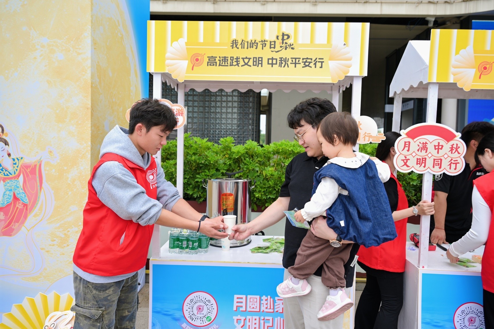 茶歇角为过往司乘人员提供桂花茶。