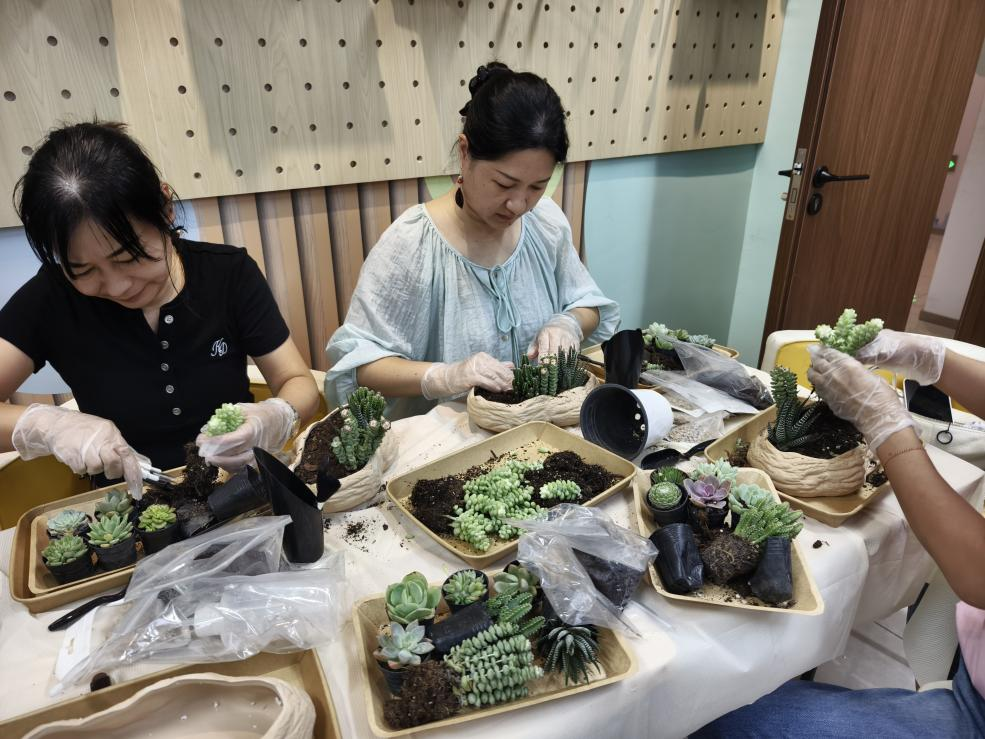 月满中秋,情暖职工——铁岗社区工联会中秋进企业关爱系列活动圆满收官