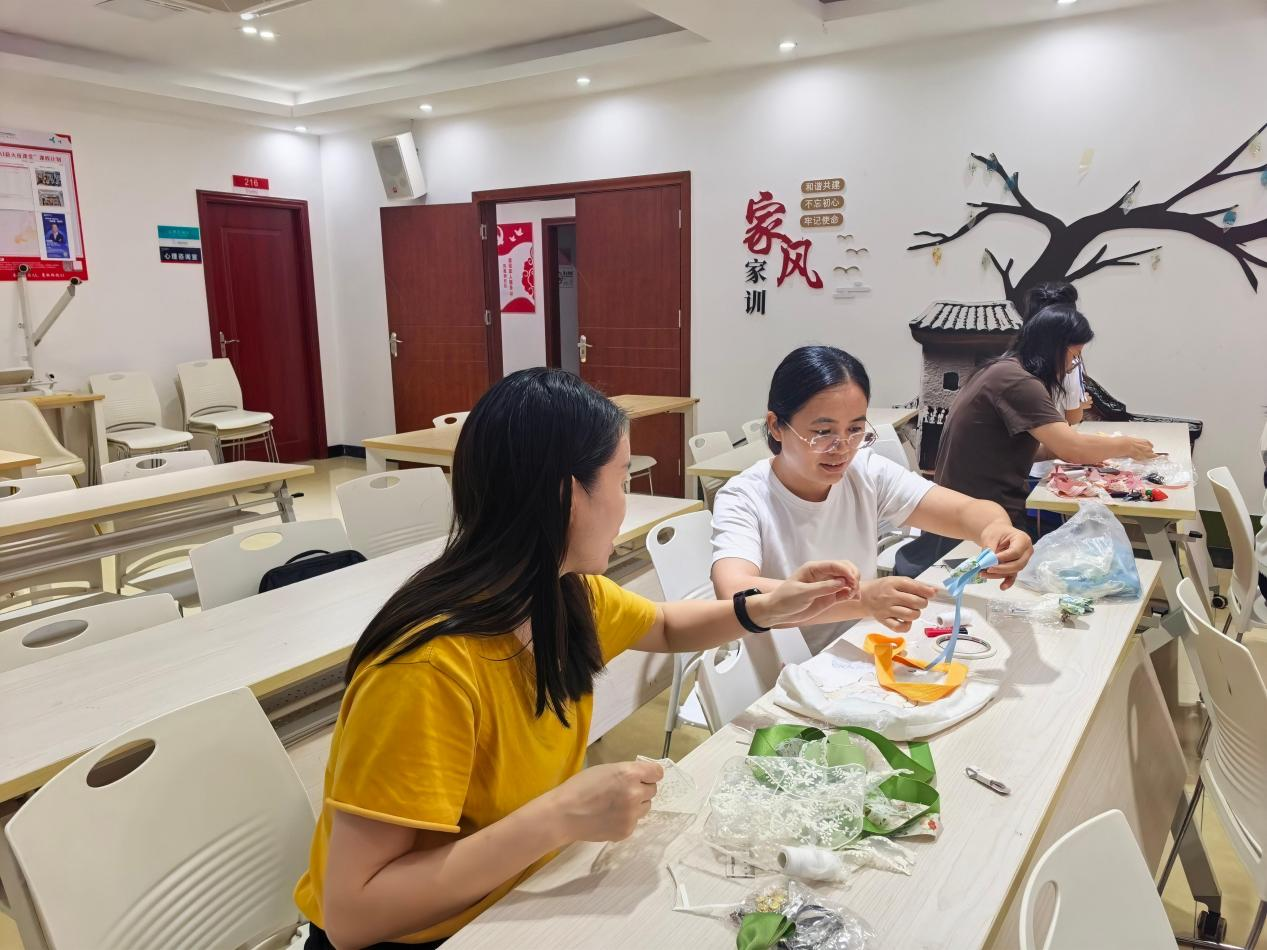 巧艺赋能绽芳华 邻里互助促成长——西乡街道凤凰岗社区手工赋能小组圆满落幕
