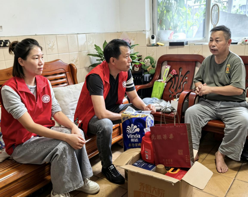 月圆中秋寄温情——西乡街道流塘社区走访慰问退役老兵