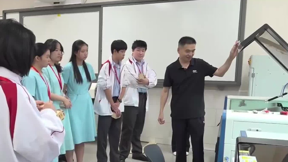 香港学生深入北京高校，体验智能制造课
