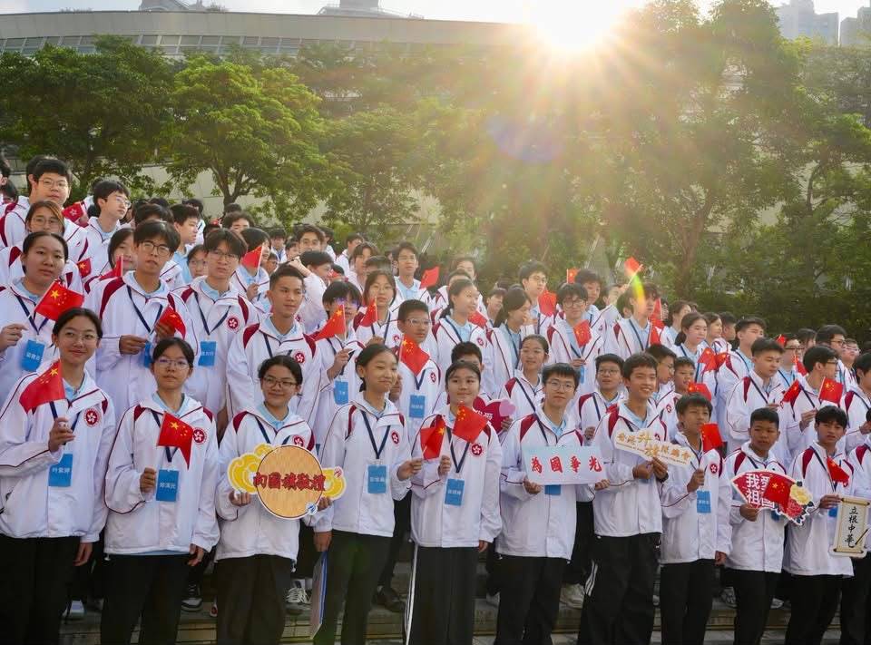 丁薛祥副總理接見「向國旗敬禮」港澳青少年升旗隊代表訪京團 夏寶龍主任寄語青年茁壯成長報效國家