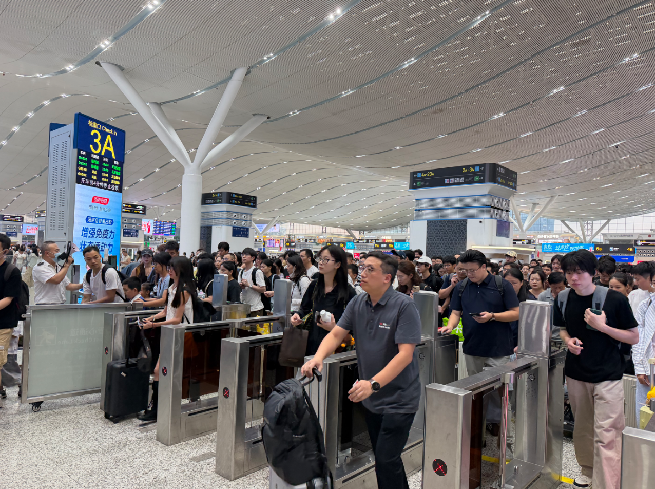预计单日发送旅客41.3万人次创新高,深圳北站再现“人从众”景象