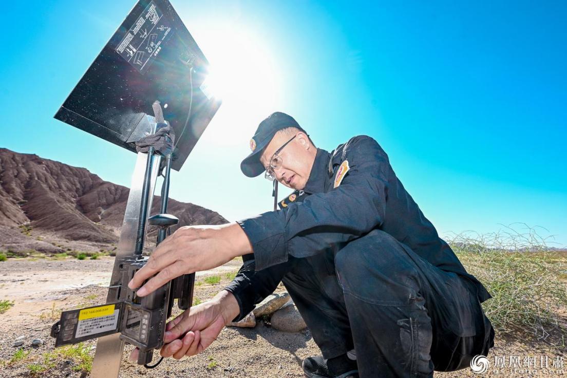 胡阿提在保护区内安装红外相机，用于监测野生动物活动轨迹。