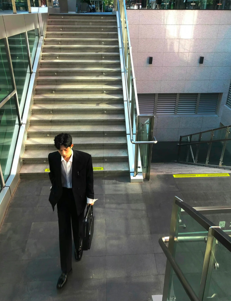 “金融男都开始穿运动鞋上班了,谁还买皮鞋啊?” “金融男都开始穿运动鞋上班了,谁还买皮鞋啊?”