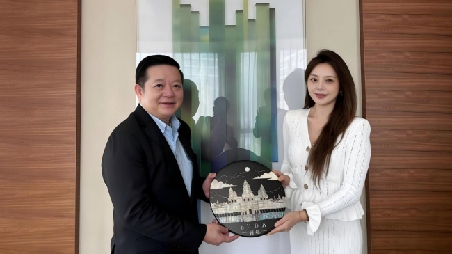 东盟秘书长高金洪(左)和谢蕴青(青青)女士(右)会晤后赠送东盟礼物