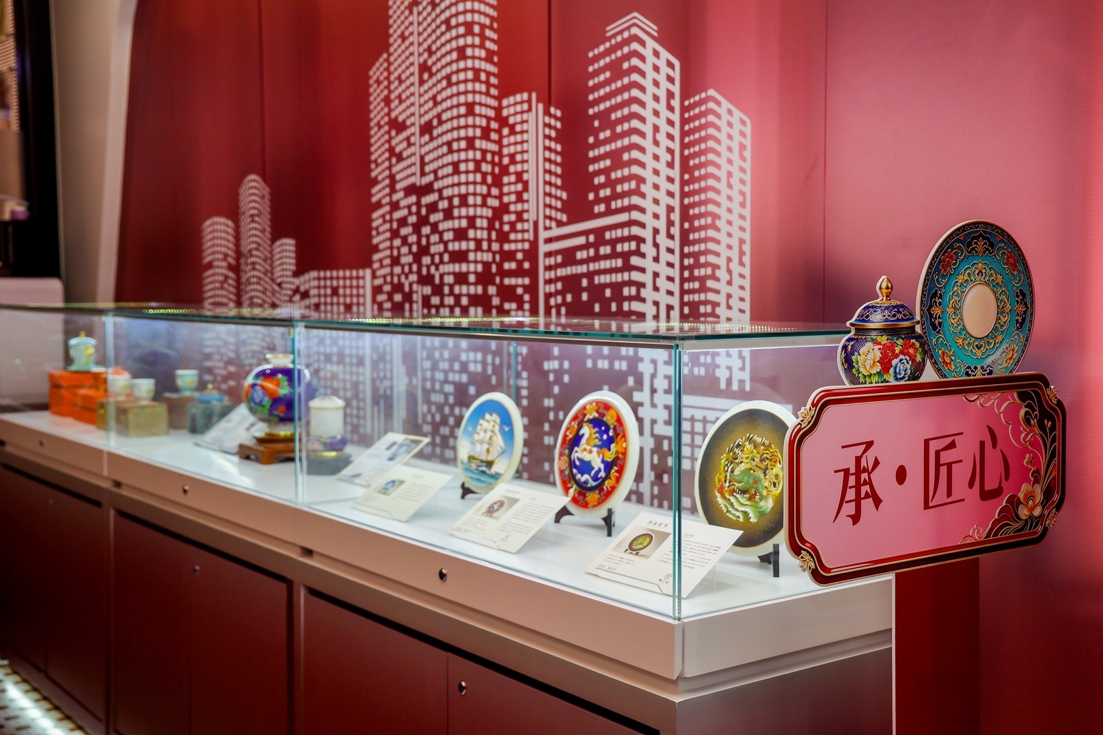 承・匠心——非遗传承展区(理财区展柜)