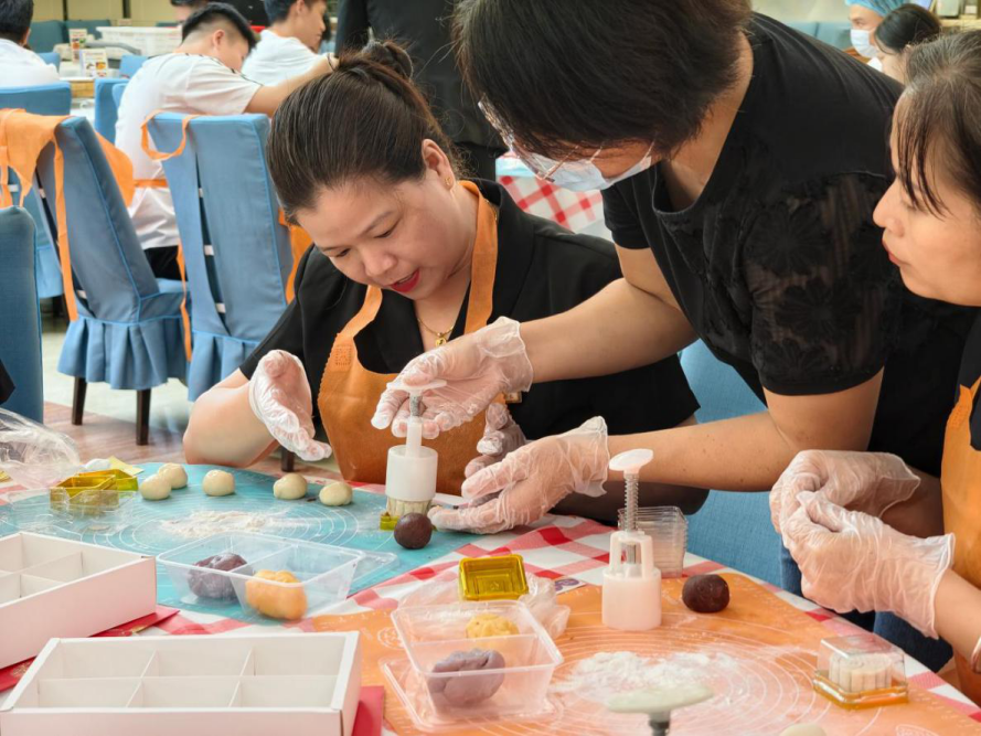 中秋社企共融暖人心,西乡街道河东社区携手东江海辉酒楼共制冰皮月饼