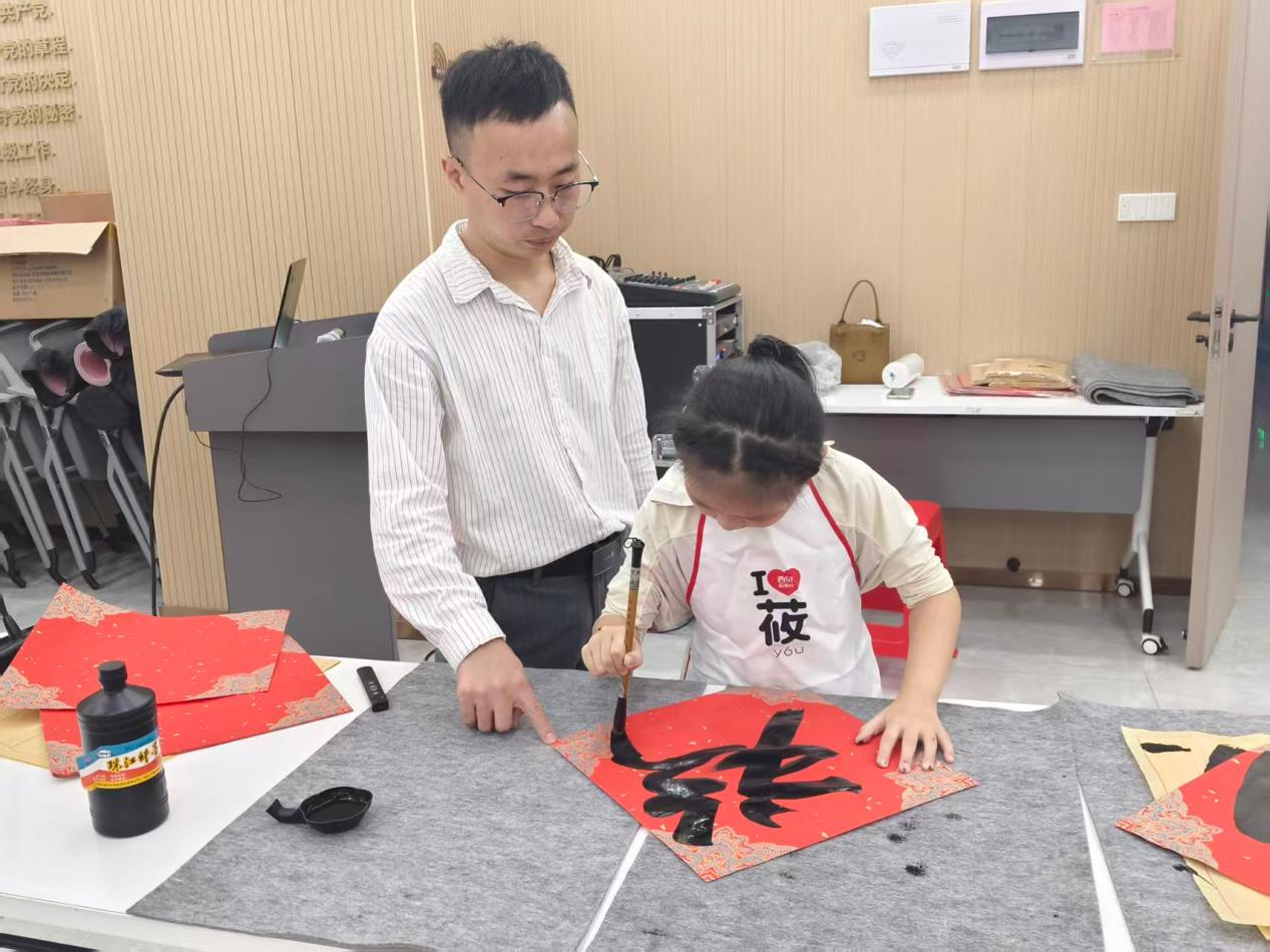 笔尖上的“国潮”,劳动社区开展儿童毛笔书法体验课!