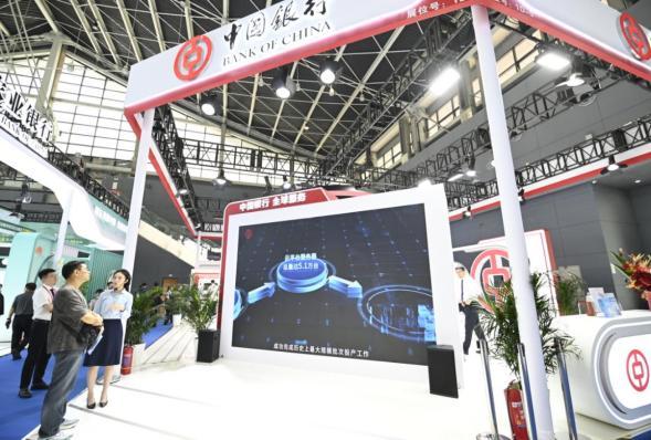 图为河北中行展区主形象展示区 栗晓东/摄
