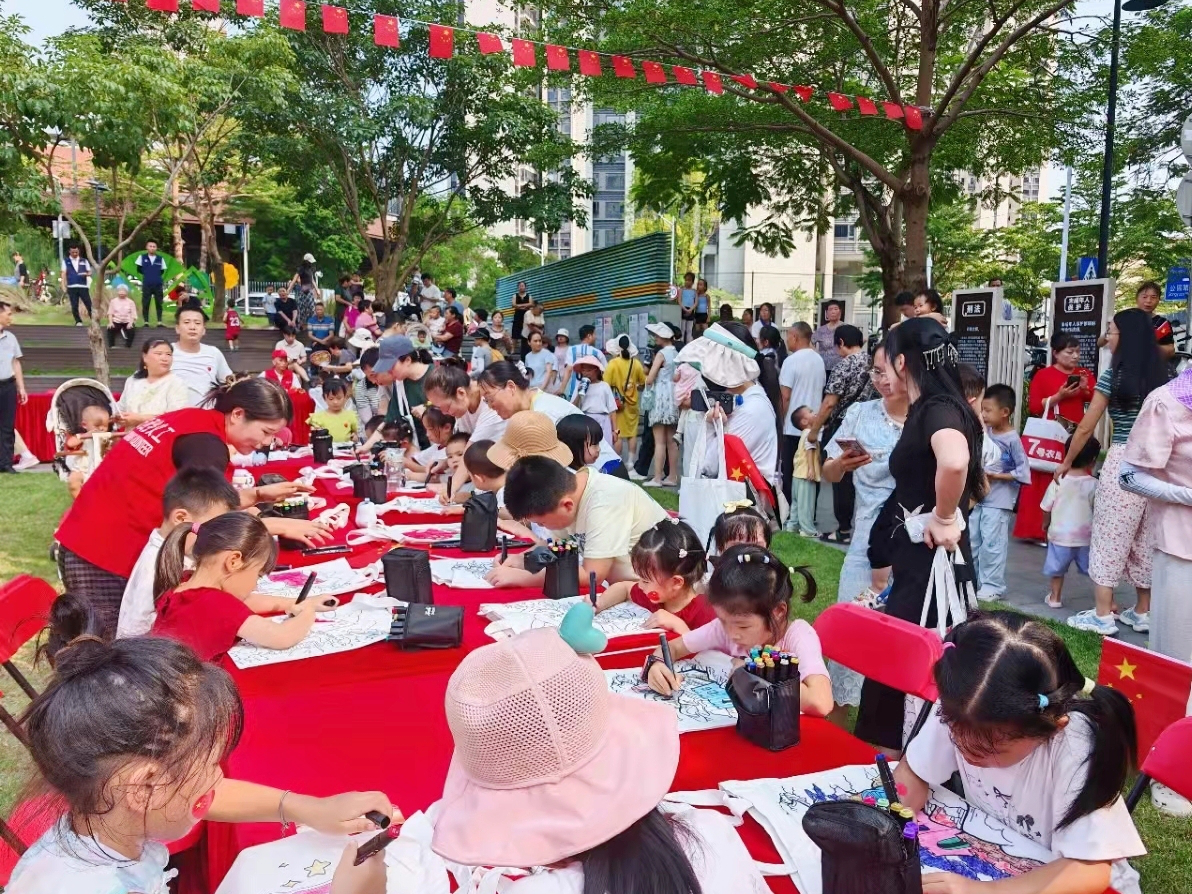 西乡街道富华社区举办“家园暖馨盛景,家国挚爱同聚”国庆邻里团圆节