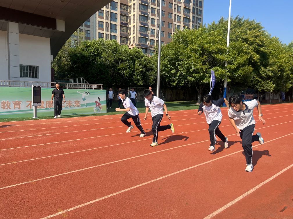 9月15日,山东济南一中的学生在练习跑步,智能设备实时记录成绩。新华社记者 张力元 摄