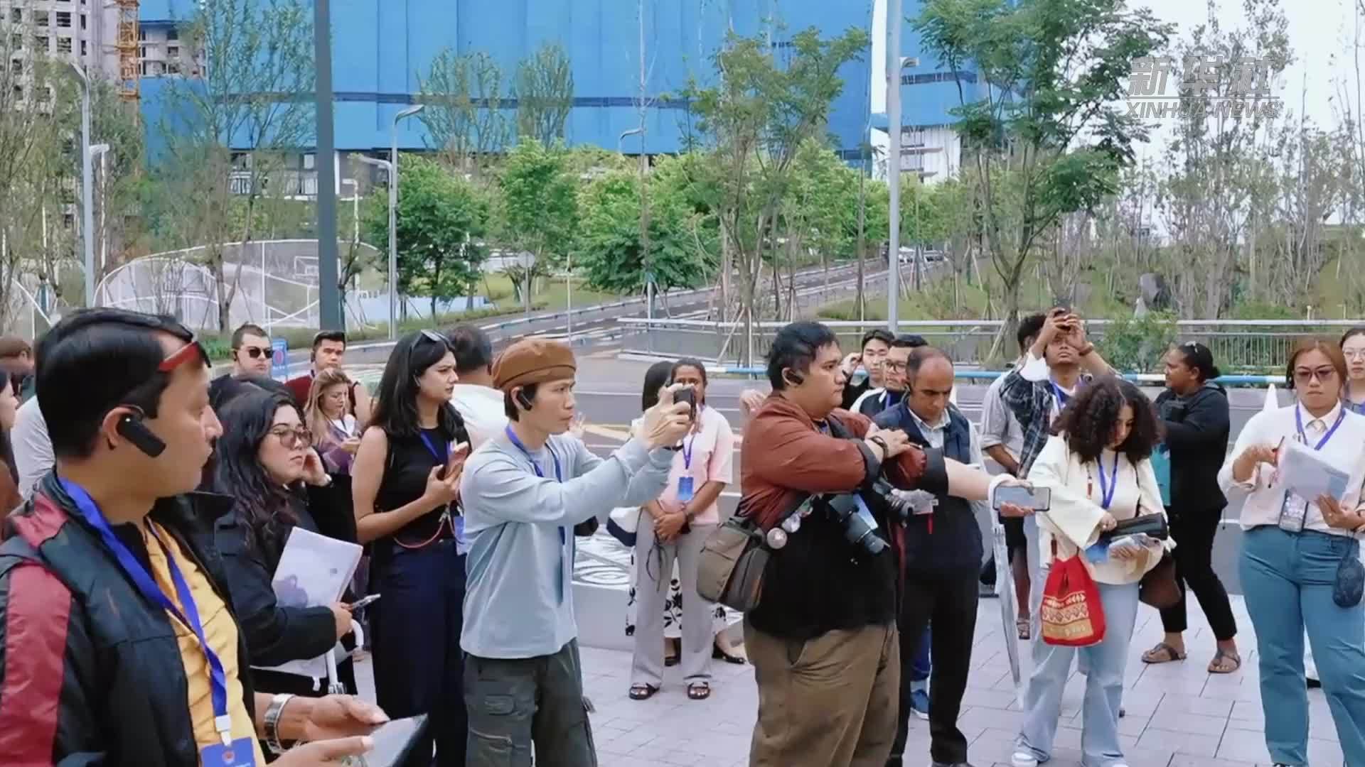 场景多元 消费便利 外国记者感受中国山城消费活力