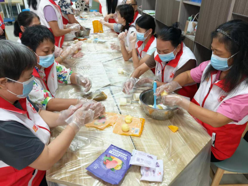超暖!亲子携手做月饼,西乡街道乐群社区志愿大家庭阖家迎中秋