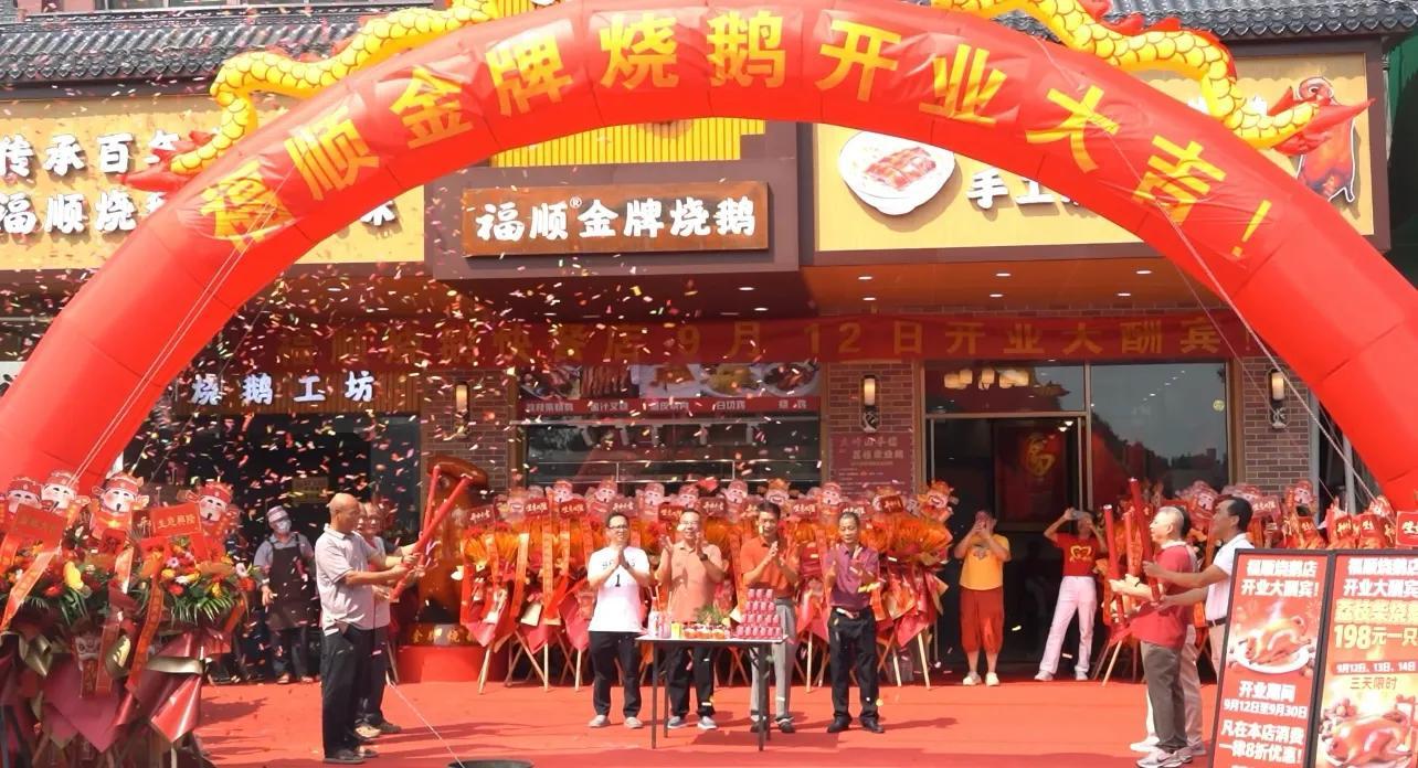 酒楼场地宽敞开阔,配有大型专属停车场,可承接各类宴席,贴心周到的服务,让每一位食客都能感受如家般温暖的烟火暖意。