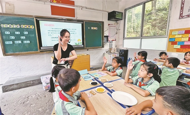 南迳小学的学生在上营养课。