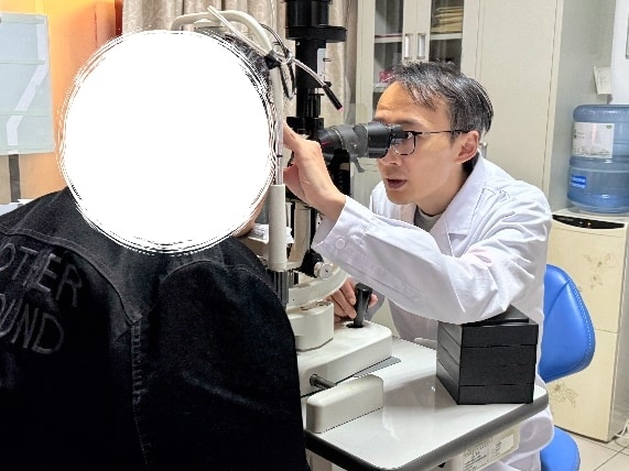 攻克6期重度糖网难题,大理爱尔眼科尹志成主任为丽江眼底病患者重塑光明