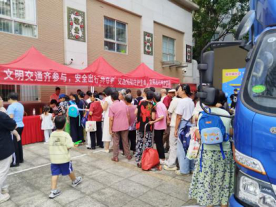 沉浸式学安全!体验大货车盲区—— 西乡街道福中福社区 “遵法守规明礼安全文明出行” 交通安全宣传活动
