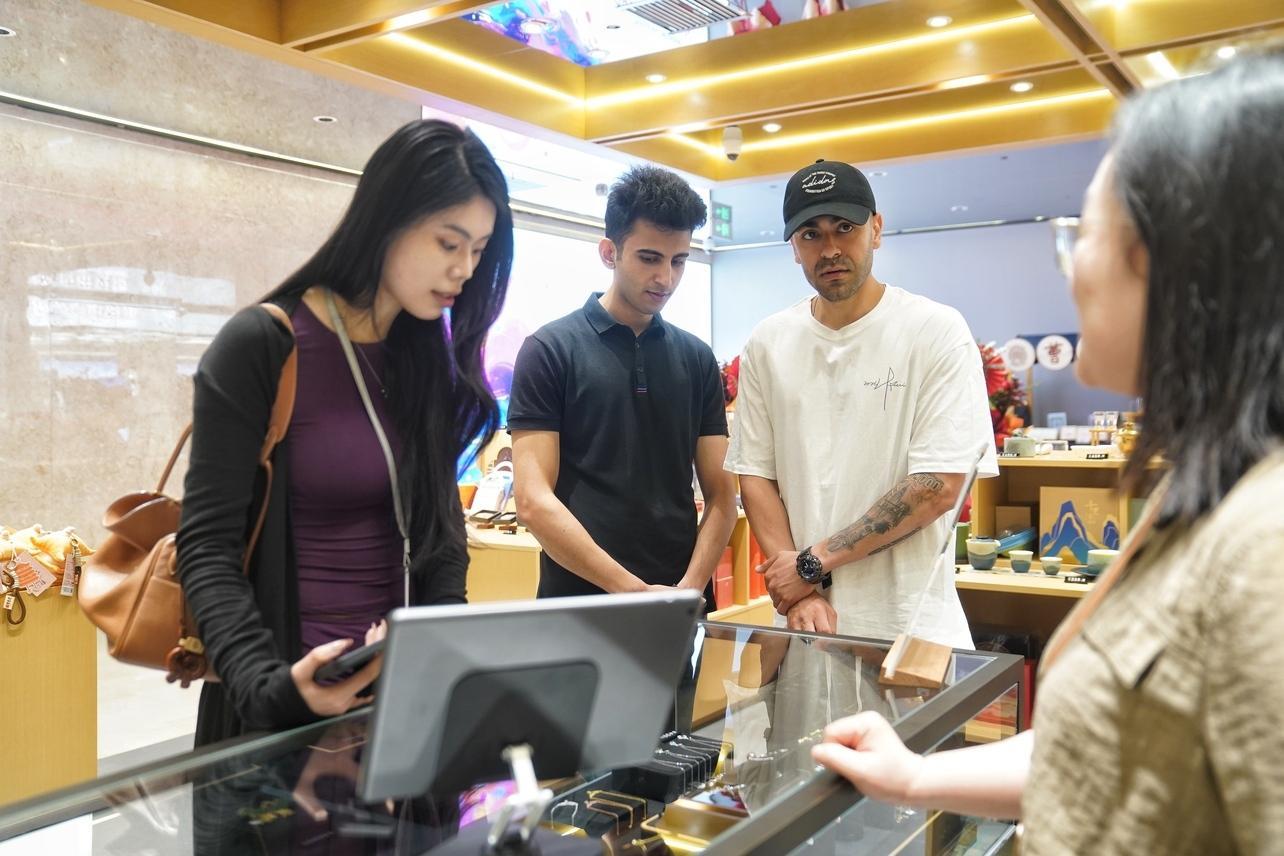 外籍留学生逛武商免税店。