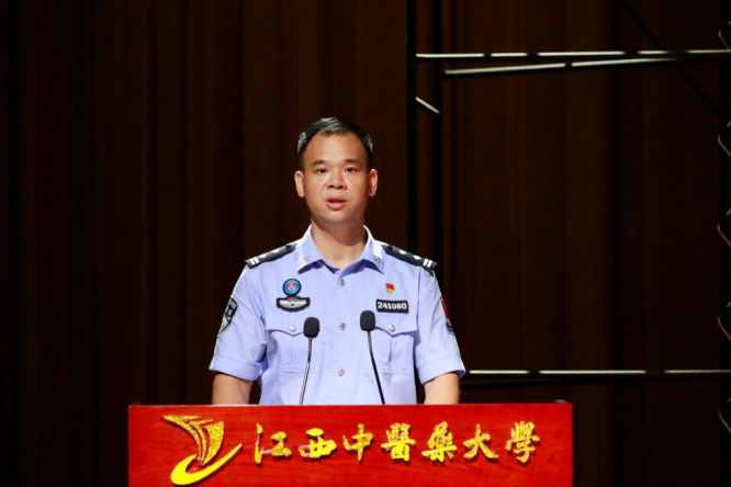 南昌边检站民警钟燕亮宣讲移民管理警察的“前世今生”