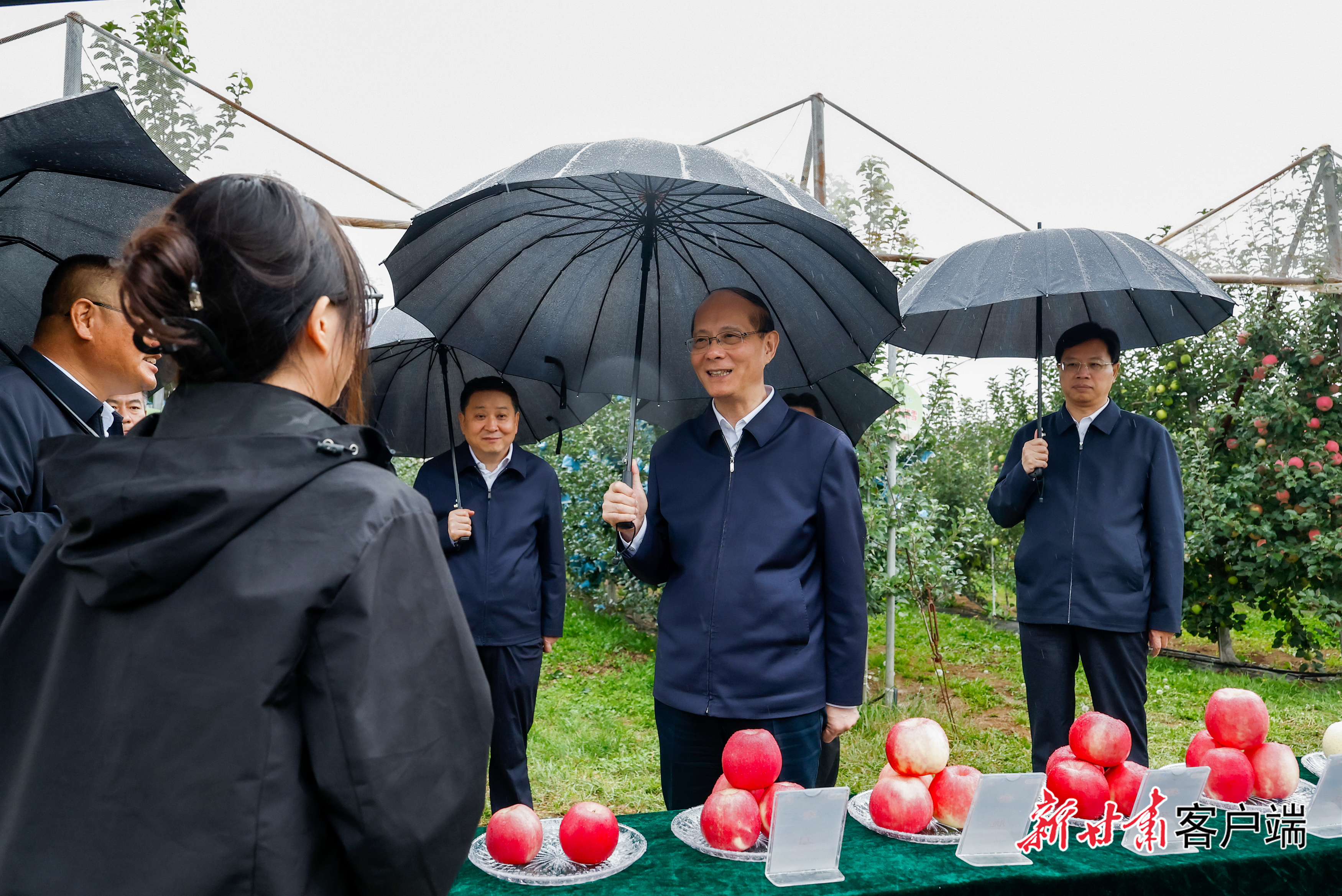 9月24日至25日,省委书记吴晓军在庆阳市调研,看望干部群众并致以中秋、国庆的节日祝福。新甘肃·甘肃日报记者 孟捷
