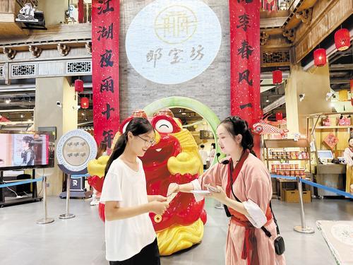 近日,邯宝坊旗舰店内,游客领取参加游戏赢得的银票。本报见习记者 尹春月摄