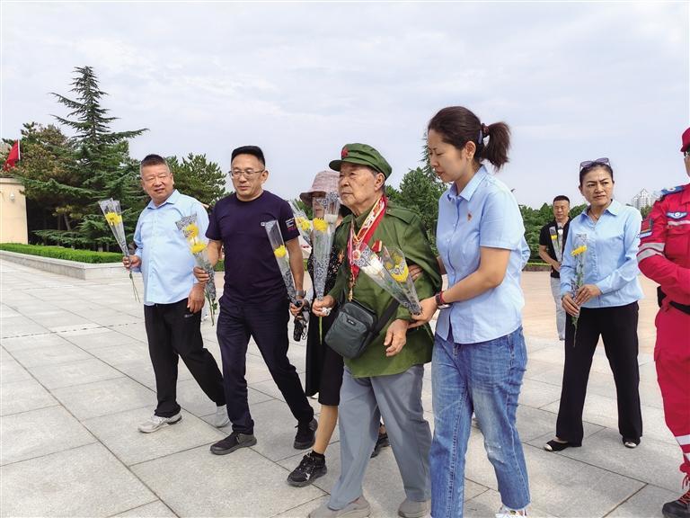 参加过兰州战役的老兵向烈士纪念碑献花（图片摄于2025年8月26日）