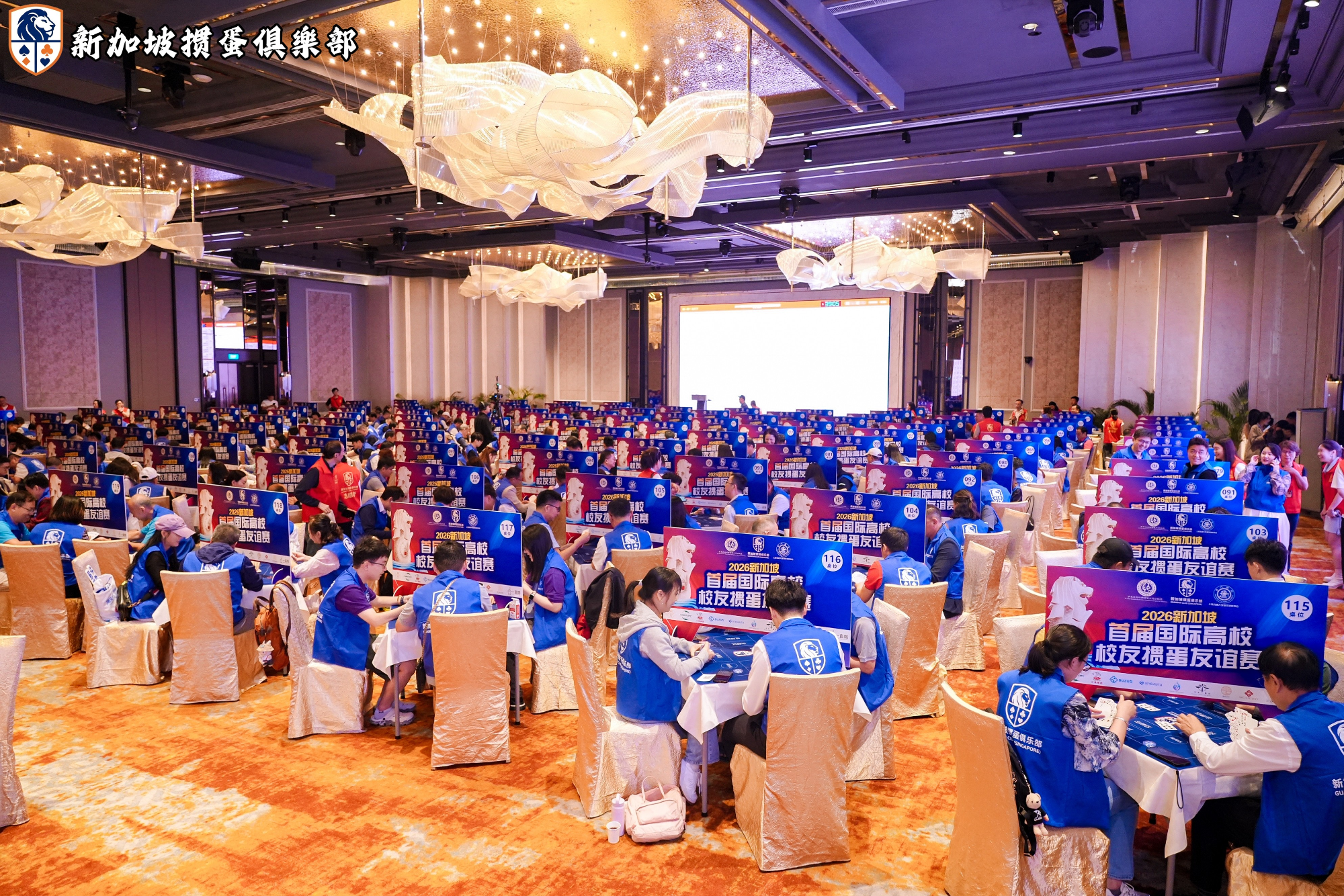 比赛现场,参赛选手专注投入。