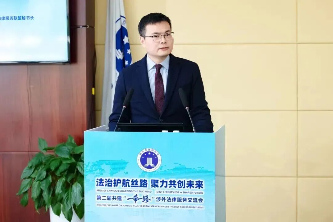 图为“一带一路”法律服务联盟秘书长匡国栋发言