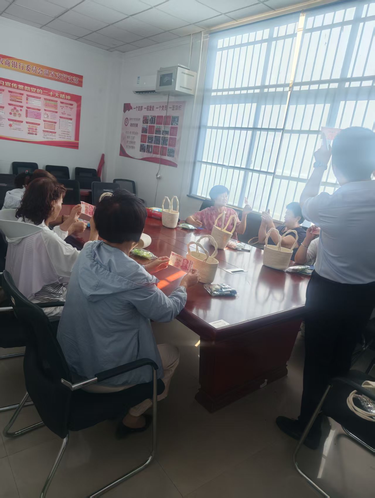 金融标准惠民生 便民服务暖人心—威海农商银行开展“金融标准 为民利企”主题活动