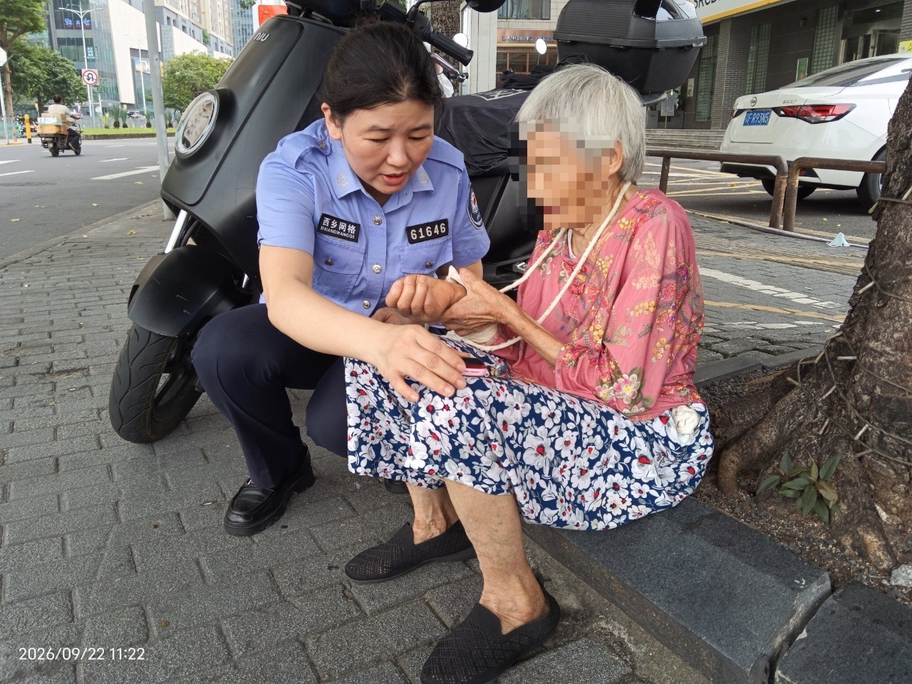 西乡网格员巡查途中伸援手，助走失老人平安归家