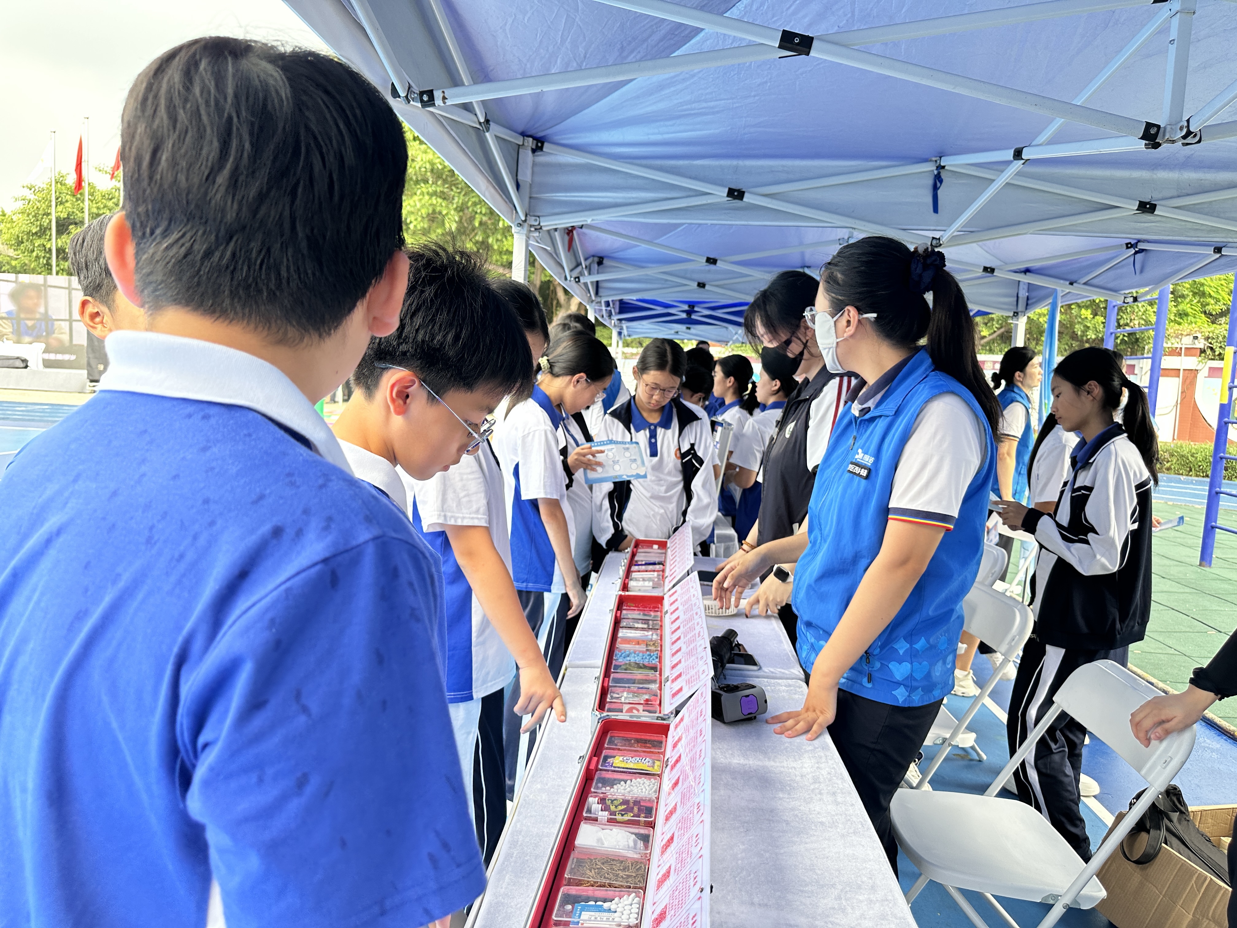 “无毒青春·智勇闯关”西乡沉浸式禁毒嘉年华点亮校园禁毒防线