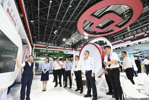 图为河北中行展区主营业务展示区 栗晓东/摄