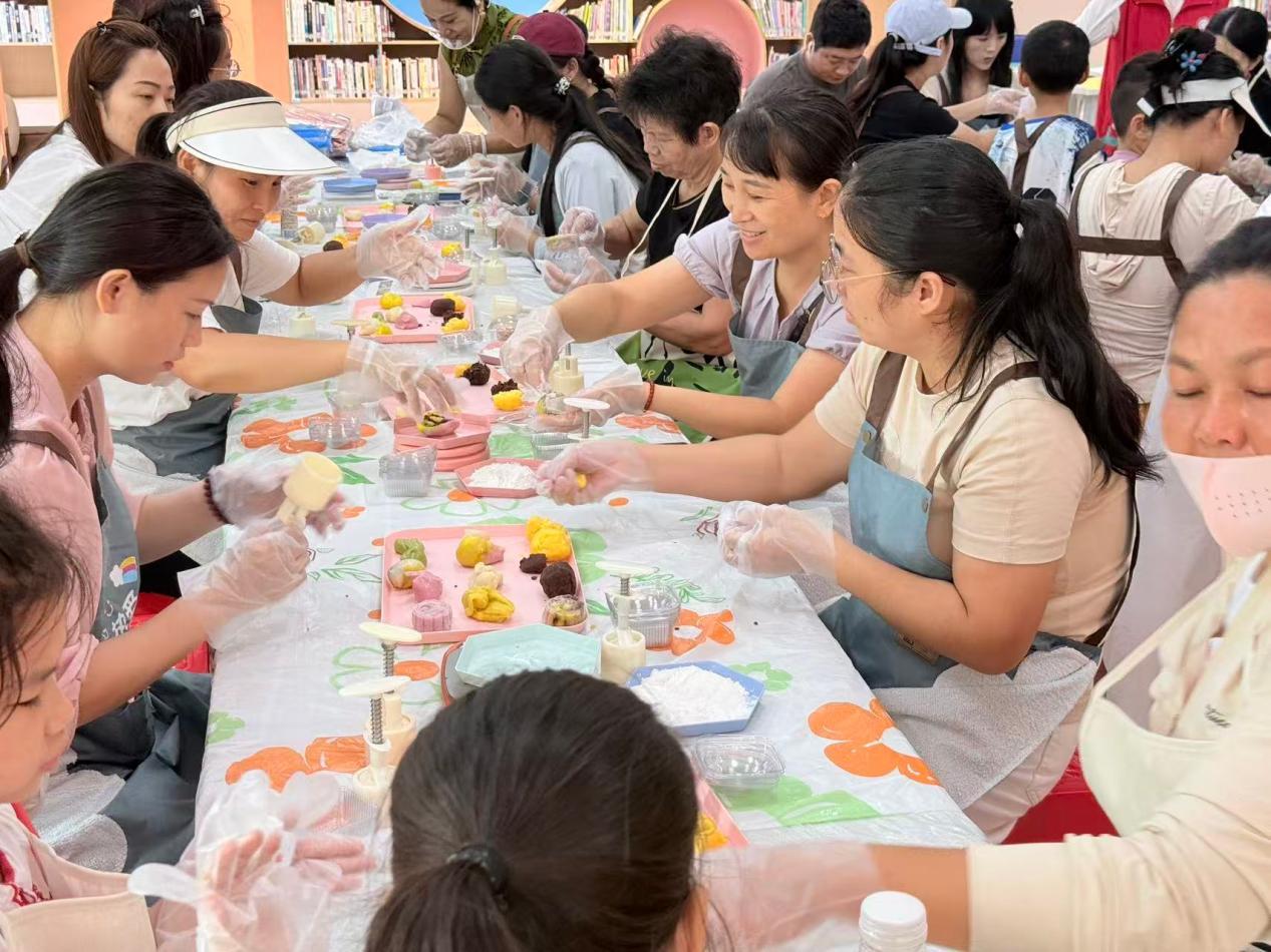 搓出团圆味!南昌社区冰皮月饼DIY让邻里“甜”在一起