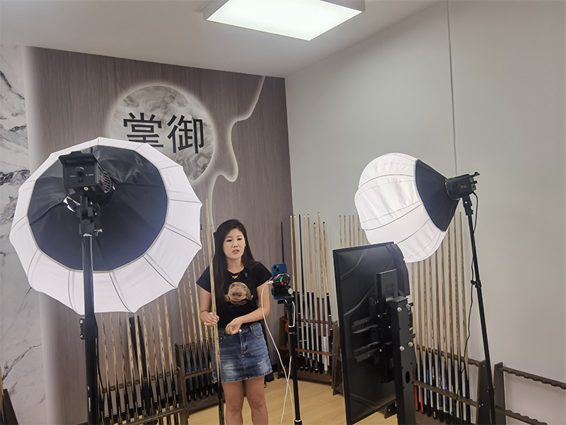 掌御体育用品有限公司主播正在直播间内展示产品。李星妤摄