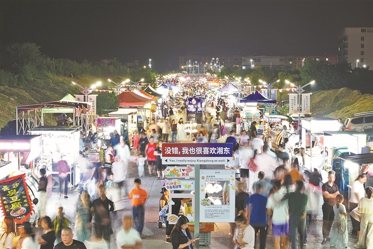 9月10日,华灯初上,萍乡市湘东区龙舟公园夜市热闹开市。
