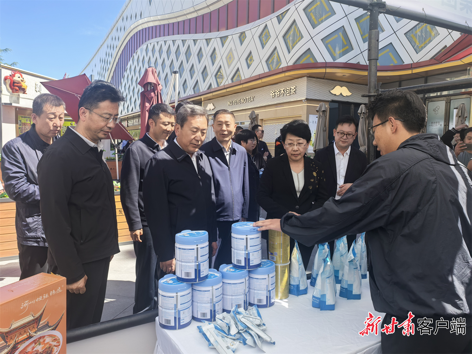 马玉林(右一)介绍燎原乳品