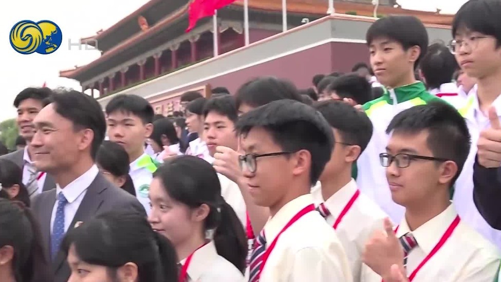 港澳青少年在天安门观看升旗仪式