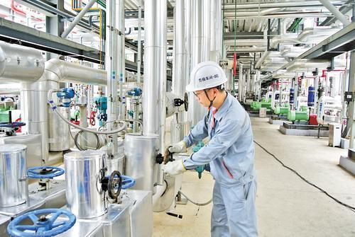 近日,在河北凯意新材料科技有限公司负极材料一体化项目现场,技术人员查看设备。本报记者 王雅楠摄