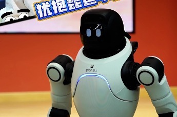 次元壁破了！福建阿妹与新郑智元机器人灵犀以诗会友！