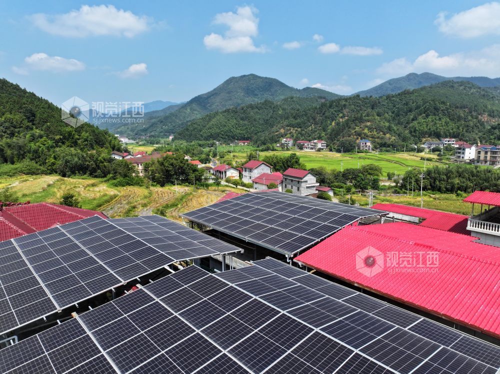 2026年9月20日,江西省吉安市泰和县小龙镇瑶岭村,农房屋顶光伏发电站为乡村振兴提供源源不断的清洁电能。