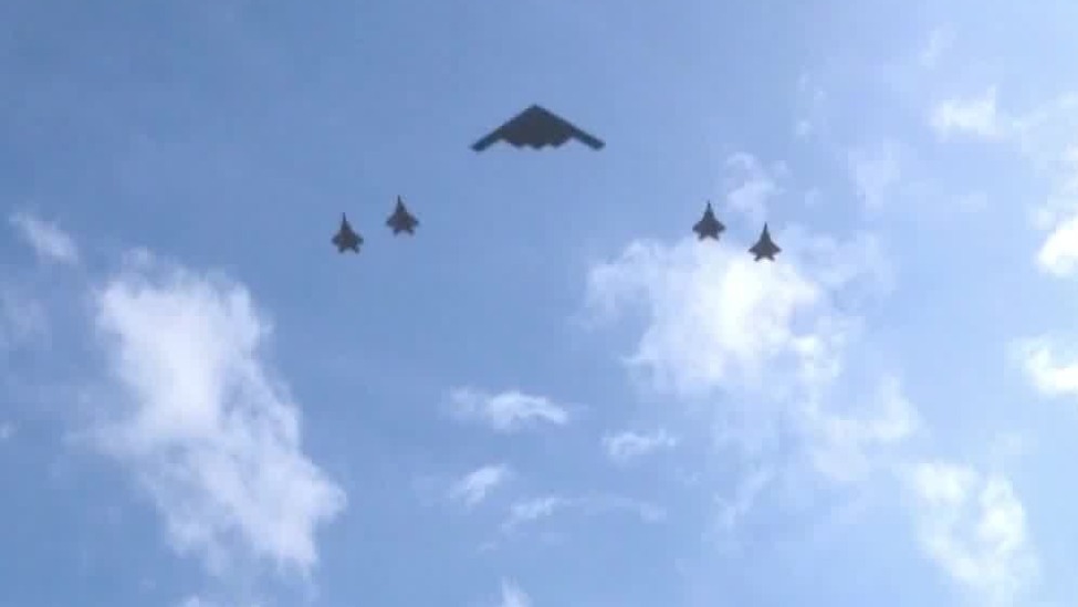 B-2轰炸机与4架F-22战机飞越白宫上空