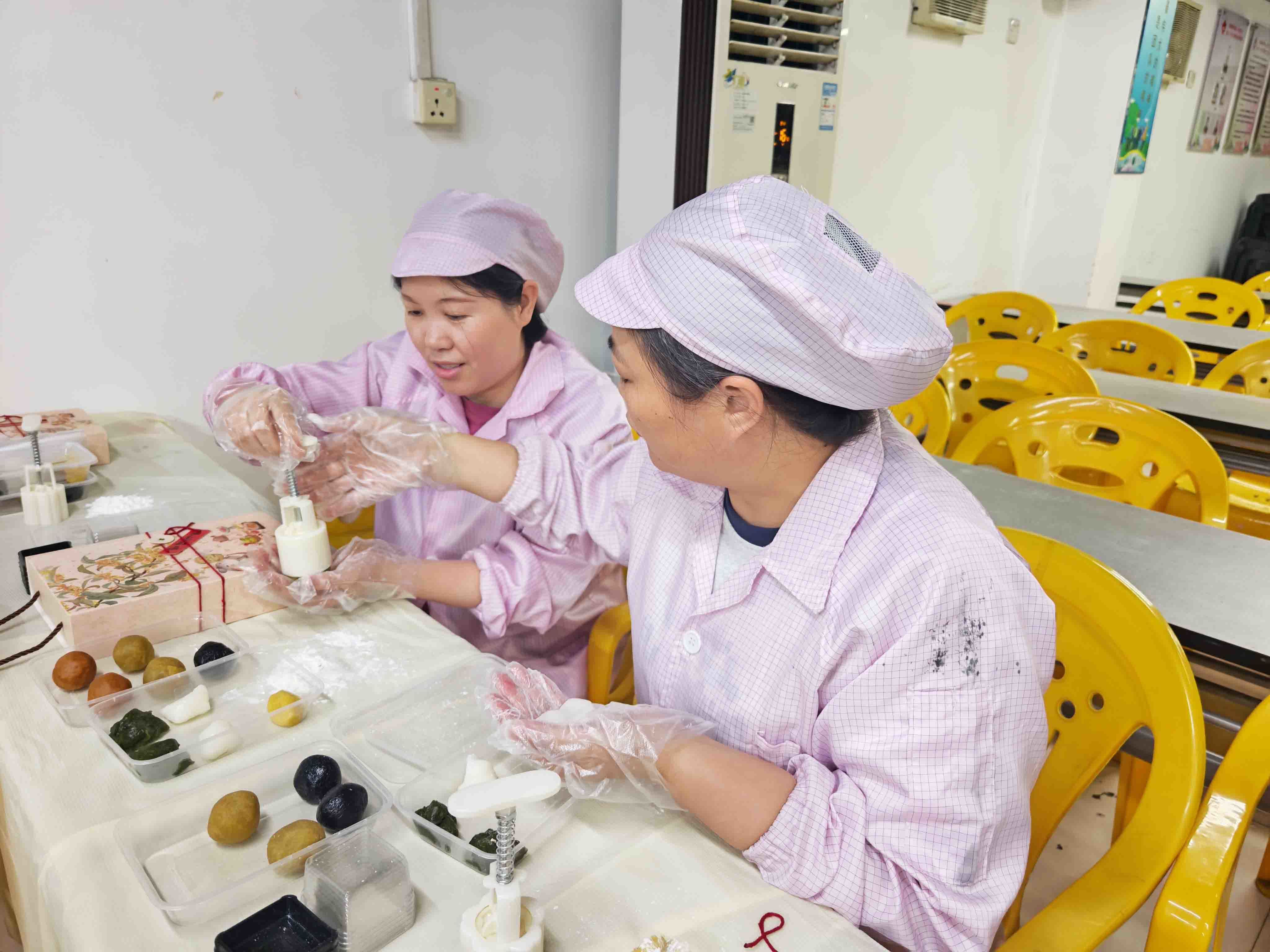 工凝暖意 月话团圆  ——固兴社区工联会开展中秋节系列活动